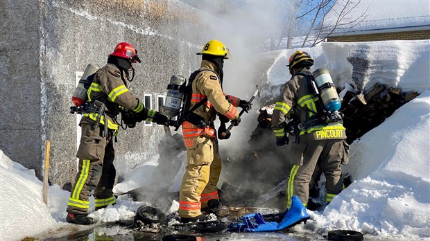 Des cendres chaudes prennent en feu