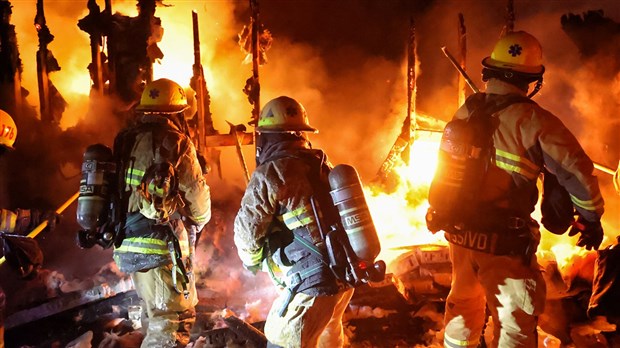 Une cinquantaine de pompiers ont combattu dans un froid extrême