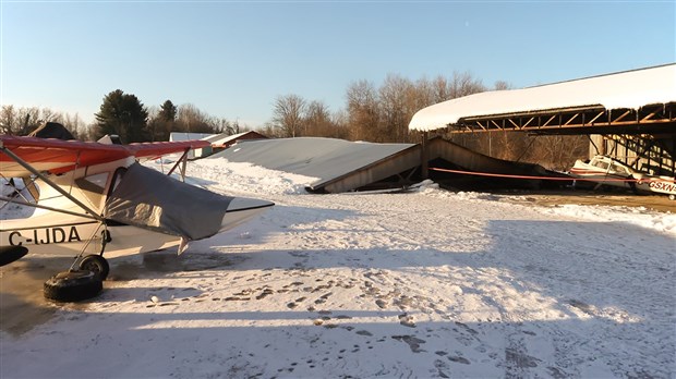 Un hangar d'avion s’effondre à l'aéroport de Saint-Lazare