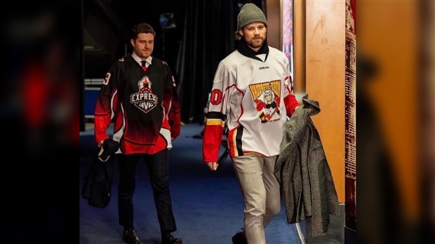 Josh Anderson du Canadien de Montréal salue les jeunes hockeyeurs de la région