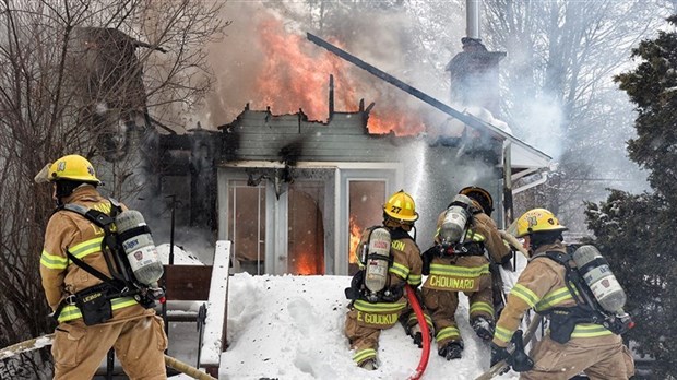 Incendie à Vaudreuil-Dorion: des articles de fumeurs seraient en cause