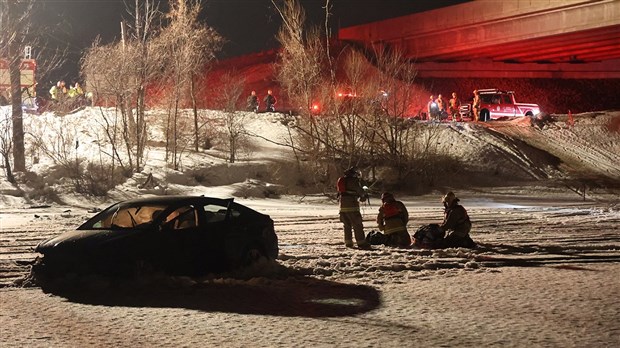 Une automobiliste termine sa course en vol plané sur la rivière Rigaud