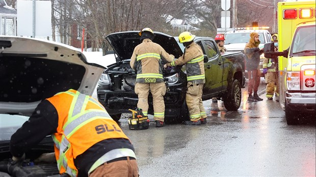 Collision impliquant deux véhicules à Vaudreuil-Dorion
