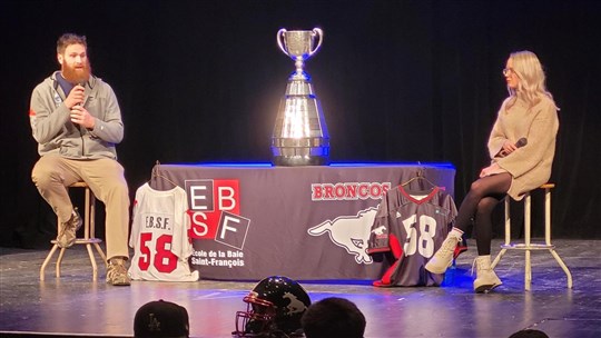 Maxime Latour et la Coupe Grey de passage à Salaberry-de-Valleyfield