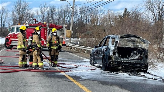 Un véhicule est la proie des flammes à Vaudreuil-Dorion