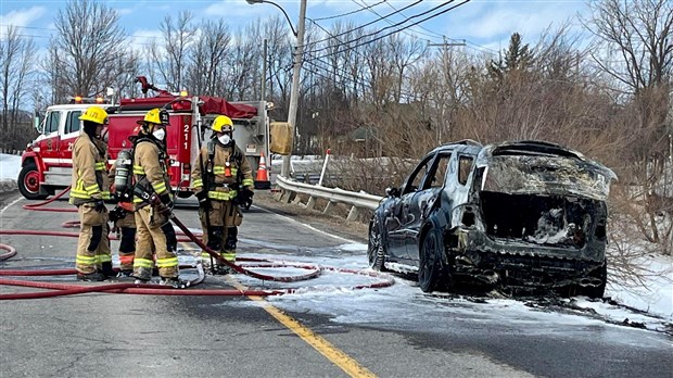 Un véhicule est la proie des flammes à Vaudreuil-Dorion