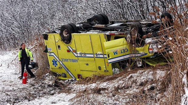 Une ambulance capote sur l'autoroute 40 à Vaudreuil-Dorion