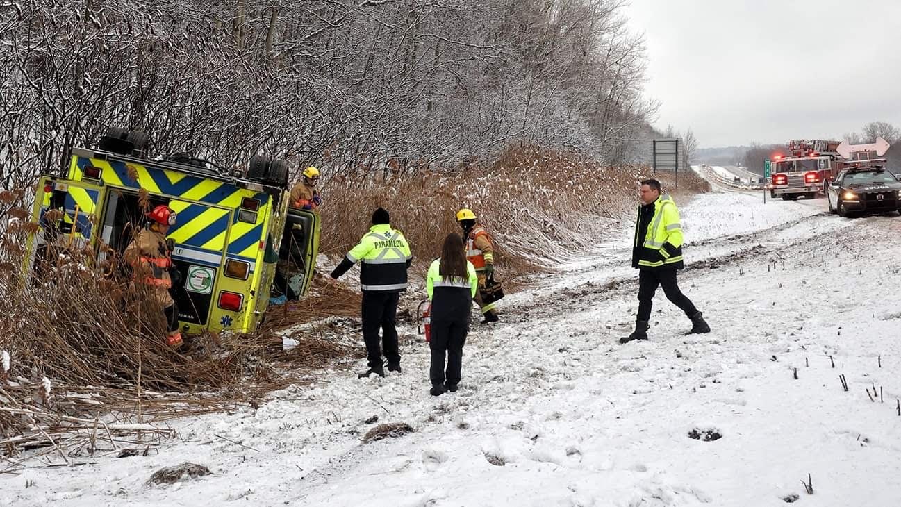Une ambulance capote sur l'autoroute 40 à VaudreuilDorion