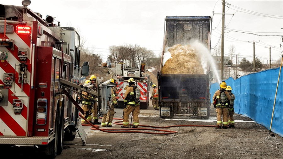 La cargaison d'un camion à benne prend feu à Vaudreuil-Dorion 