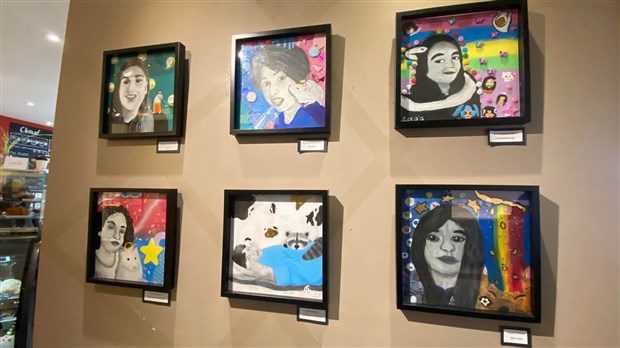 Des élèves de 1re secondaire exposent des autoportraits à Vaudreuil-Dorion