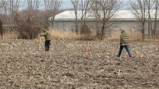 Meurtre à Saint-Zotique: les recherches se poursuivent sur le terrain 