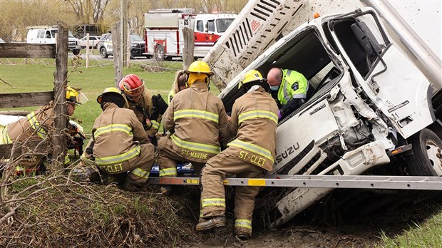 Un conducteur souffre de blessures importantes à la suite d'une violente collision 