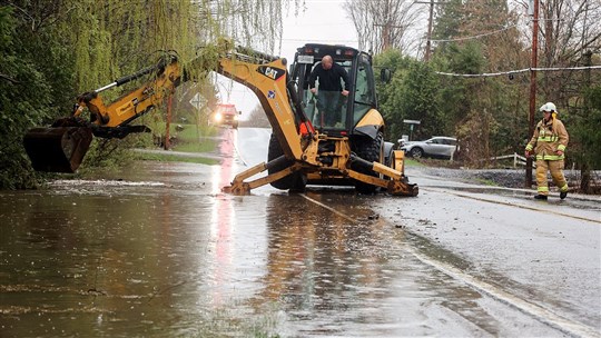 Le ruisseau Blanc sort de son lit à Très-Saint-Rédempteur