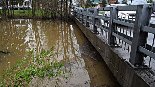 Vaudreuil-Dorion officials closely monitoring rising water levels