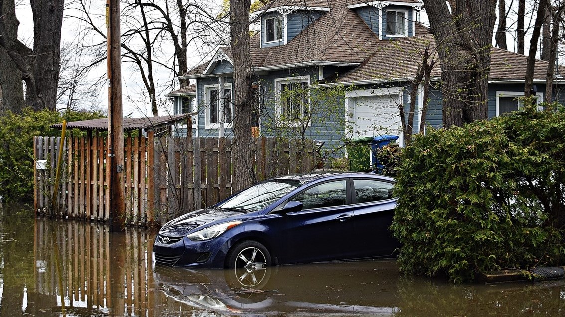 Mayor tours flooded areas in TerrasseVaudreuil