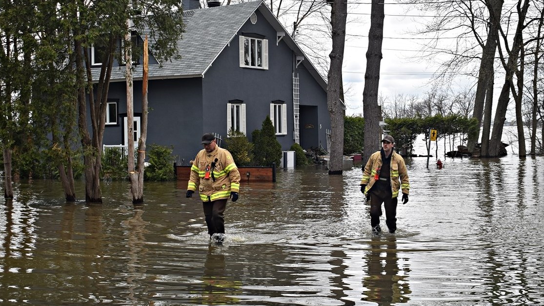 Mayor tours flooded areas in TerrasseVaudreuil