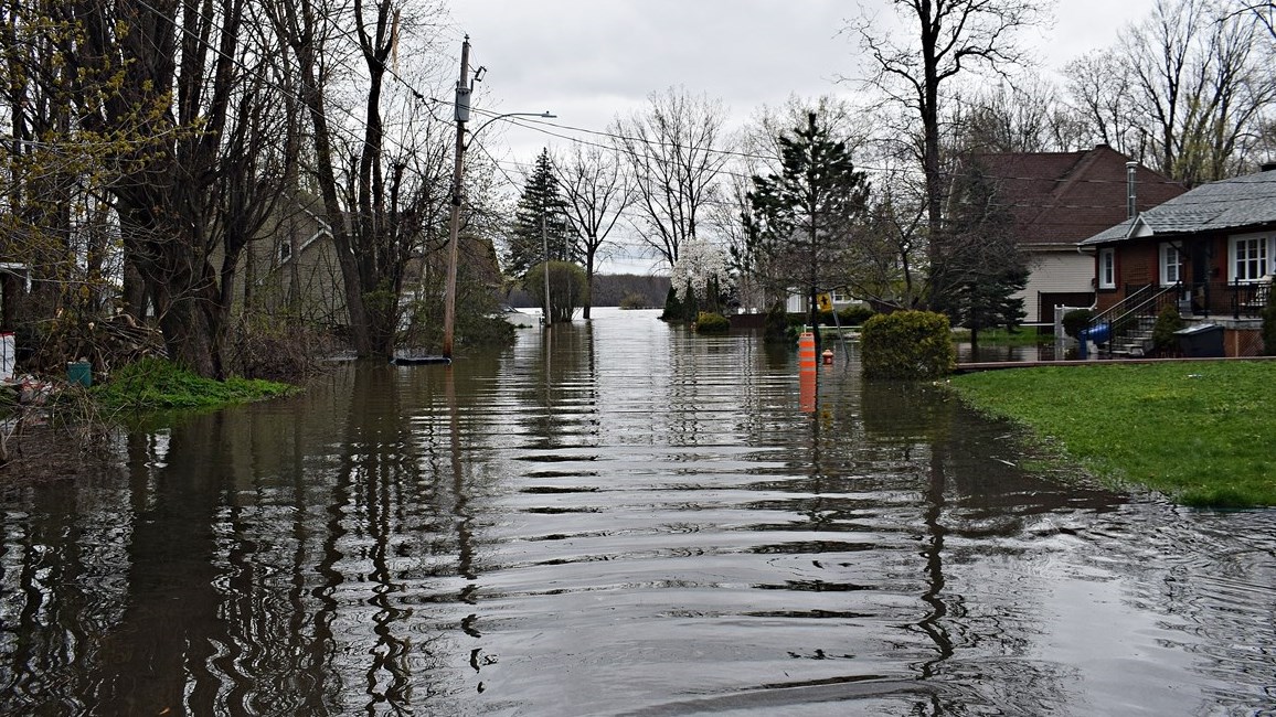 Mayor tours flooded areas in TerrasseVaudreuil