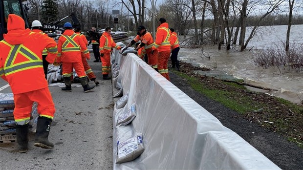 Des digues érigées et solidifiées à Vaudreuil-Dorion aujourd'hui 