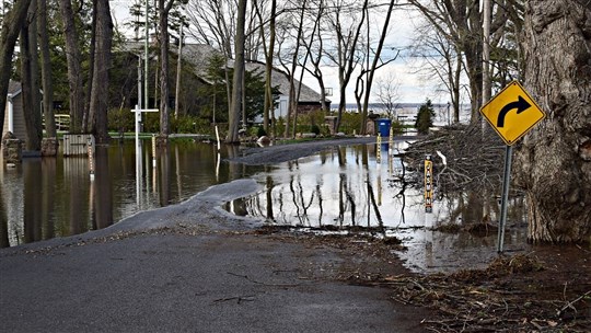 Homes flooded along Vaudreuil-sur-le-lac shoreline