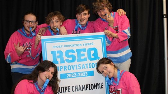 L’équipe d’improvisation de la Cité-des-Jeunes remporte la grande finale