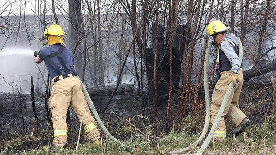 Un feu de broussailles occupe des dizaines de sapeurs à Coteau-du-Lac et aux Cèdres 