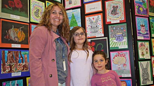 Les élèves affichent fièrement leurs œuvres lors du vernissage