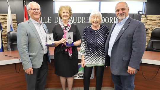 Medal recipients honoured at Vadureuil-Dorion city hall