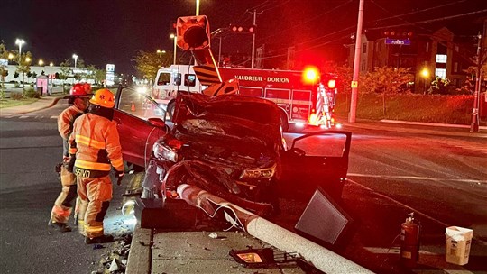 Car crashes into traffic light pole