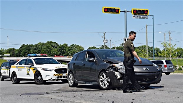 Deux véhicules impliqués dans une collision à Pincourt