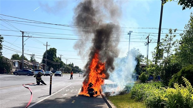 Une moto prend feu à Pincourt