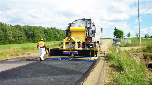 Travaux de resurfaçage en cours sur la Montée Primeau 