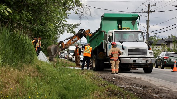 Emergency crews assessing hydrocarbon spill in Vaudreuil-Dorion