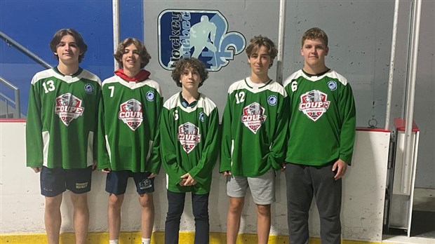 Une belle expérience pour cinq jeunes hockeyeurs de la région 