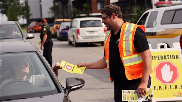 Des dizaines d'automobilistes sensibilisés à Saint-Zotique lors de l'opération F.R.E.I.N.S 