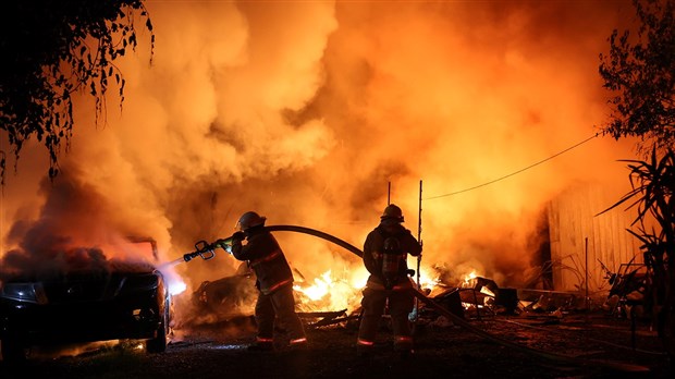 Impressionnant feu en cours au centre-ville de Rigaud