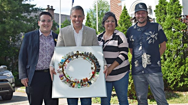 Schiefke receives artwork for role as honourary president