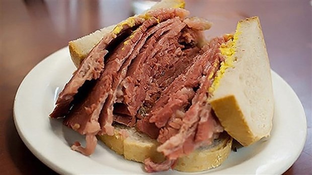 Rencontre avec le maire de Pointe-des-Cascades autour d'un sandwich à la viande fumée 
