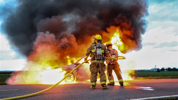 Une voiture sans conducteur est la proie des flammes à Sainte-Marthe
