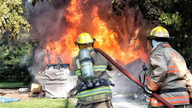 Un garage est détruit par les flammes