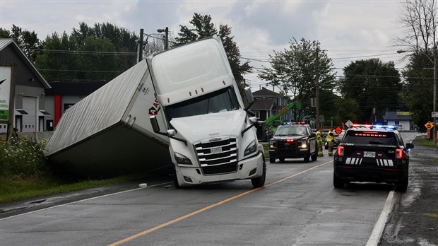 Une sortie de route cause la fermeture temporaire de la 69e Avenue à Saint-Zotique 
