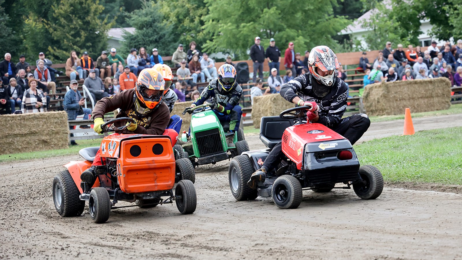 Retour en images sur la course de tracteurs de SainteJustinedeNewton