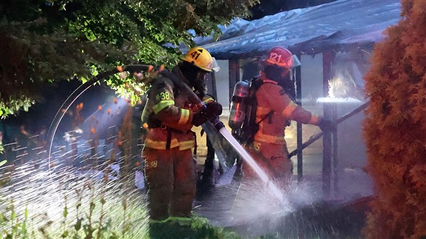 Une chicane de voisins se termine par un incendie criminel et une arrestation à Coteau-du-Lac 