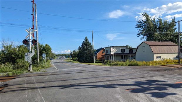 Train level crossing closure on chemin Saint-Dominique