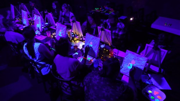 Atelier de peinture Blacklight chez Cafexo