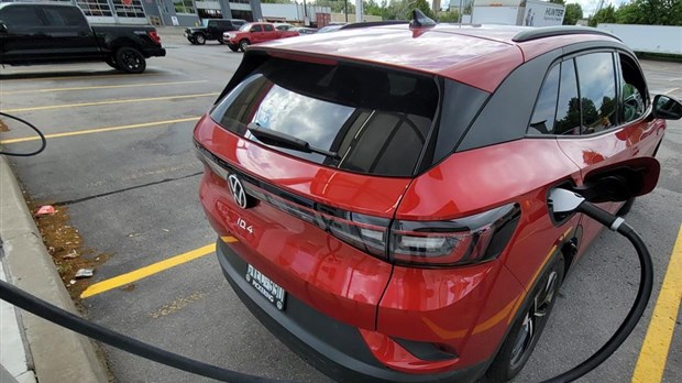 Le fédéral annonce 1500 nouvelles bornes électriques au Québec