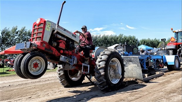 Join us this Saturday at Coteau-du-Lac for the 17th edition of the Antique Tractor Pull.  