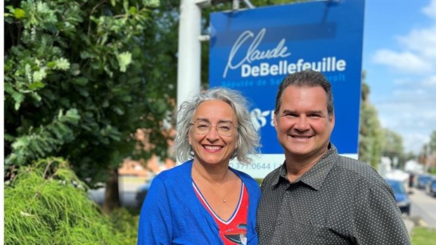 Claude DeBellefeuille accueille Steve Hickey à son bureau 