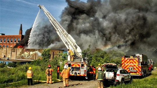 L'ancienne usine Spexel est la proie des flammes à Beauharnois