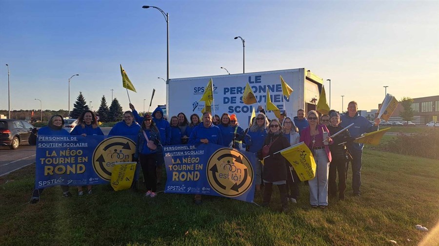 Les membres du SPSTL-CSQ manifestent à Vaudreuil-Dorion
