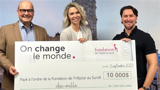 Claude Reid remet 10 000$ à  Fondation de l'Hôpital du Suroît